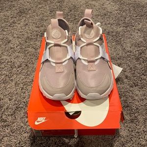 Women’s huarache rose sneakers